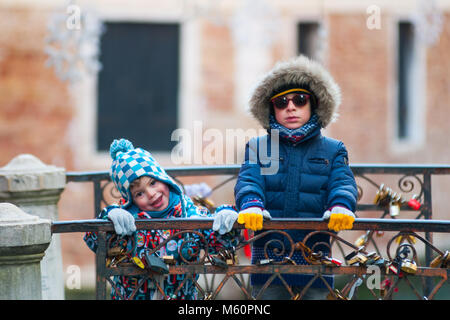 Venezia, Italia. Il 27 febbraio, 2018. Bambini stand su un ponte durante i giorni più freddi dell'inverno a causa dell'arrivo del Burian a Venezia, Italia. © Simone Padovani / risveglio / Alamy Live News Foto Stock