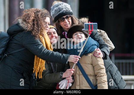 Venezia, Italia. Il 27 febbraio, 2018. Una famiglia prende un selfie durante i giorni più freddi dell'inverno a causa dell'arrivo del Burian a Venezia, Italia. © Simone Padovani / risveglio / Alamy Live News Foto Stock