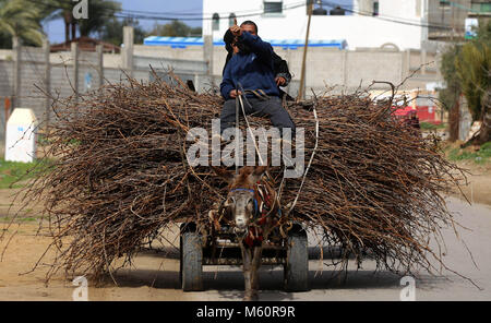 Nusairat, Striscia di Gaza, Territori palestinesi. Il 27 febbraio, 2018. Un uomo palestinese cavalca un asino carrello nella zona centrale della striscia di Gaza il 27 febbraio 2018 Credit: Yasser Qudih APA/images/ZUMA filo/Alamy Live News Foto Stock