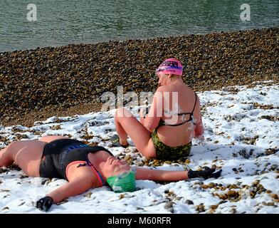 La spiaggia di Brighton. Il 27 febbraio, 2018. Regno Unito: Meteo nevicata presso la spiaggia di Brighton unfazes nuotatori del mare. 9:30am. Credito: Caron Watson/Alamy Live News Foto Stock