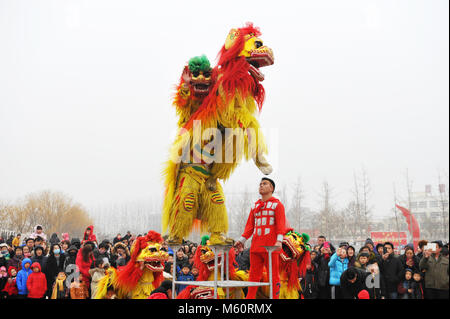 Cangzhou cinese nella provincia di Hebei. Il 27 febbraio, 2018. Attori Folk eseguire Lion dance durante un'attività di salutare la festa delle lanterne nella contea di Suning, nel nord della Cina di nella provincia di Hebei, 27 febbraio 2018. Quest anno la festa delle lanterne cade il 2 marzo. Credito: Yuan Liwei/Xinhua/Alamy Live News Foto Stock