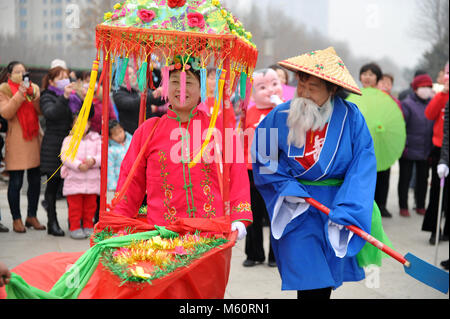 Cangzhou cinese nella provincia di Hebei. Il 27 febbraio, 2018. Gli artisti interpreti o esecutori prendere parte in un arte folcloristica parata durante un'attività di salutare la festa delle lanterne nella contea di Suning, nel nord della Cina di nella provincia di Hebei, 27 febbraio 2018. Quest anno la festa delle lanterne cade il 2 marzo. Credito: Yuan Liwei/Xinhua/Alamy Live News Foto Stock