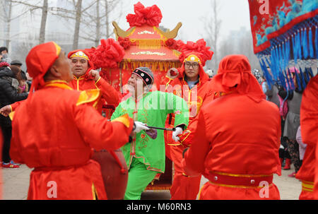 Cangzhou cinese nella provincia di Hebei. Il 27 febbraio, 2018. Attori Folk che trasportano una berlina eseguire durante un'attività di salutare la festa delle lanterne nella contea di Suning, nel nord della Cina di nella provincia di Hebei, 27 febbraio 2018. Quest anno la festa delle lanterne cade il 2 marzo. Credito: Yuan Liwei/Xinhua/Alamy Live News Foto Stock