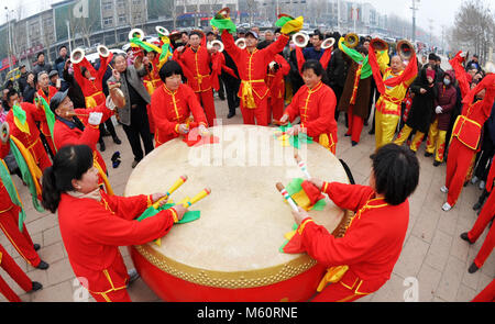 Cangzhou cinese nella provincia di Hebei. Il 27 febbraio, 2018. Attori Folk eseguire durante un'attività di salutare la festa delle lanterne nella contea di Suning, nel nord della Cina di nella provincia di Hebei, 27 febbraio 2018. Quest anno la festa delle lanterne cade il 2 marzo. Credito: Yuan Liwei/Xinhua/Alamy Live News Foto Stock