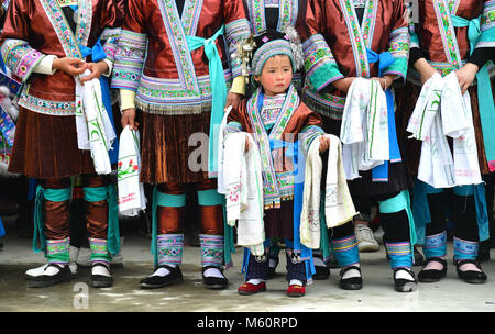 (180227) -- RONGSHUI, 27 febbraio 2018 (Xinhua) -- La gente guarda le performance durante un festival lusheng in Gandong Township, Rongshui Miao contea autonoma, a sud della Cina di Guangxi Zhuang Regione autonoma, 27 febbraio 2018. Lusheng è un locale zampogna strumento a fiato. (Xinhua/Huang Xiaobang) (wyo) Foto Stock