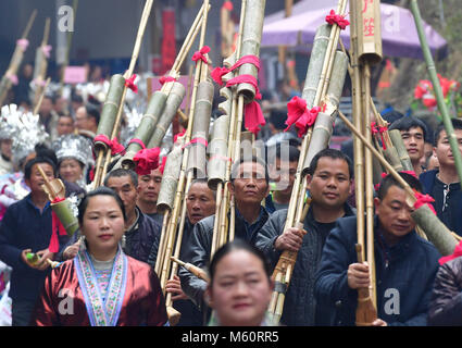 (180227) -- RONGSHUI, 27 febbraio 2018 (Xinhua) -- la gente a piedi per giocare lusheng durante un festival lusheng in Gandong Township, Rongshui Miao contea autonoma, a sud della Cina di Guangxi Zhuang Regione autonoma, 27 febbraio 2018. Lusheng è un locale zampogna strumento a fiato. (Xinhua/Huang Xiaobang) (wyo) Foto Stock