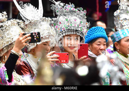 (180227) -- RONGSHUI, 27 febbraio 2018 (Xinhua) -- Le ragazze di Miao gruppo etnico guarda le performance durante un festival lusheng in Gandong Township, Rongshui Miao contea autonoma, a sud della Cina di Guangxi Zhuang Regione autonoma, 27 febbraio 2018. Lusheng è un locale zampogna strumento a fiato. (Xinhua/Huang Xiaobang) (wyo) Foto Stock
