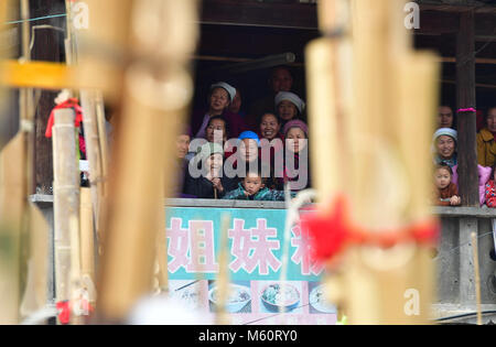 (180227) -- RONGSHUI, 27 febbraio 2018 (Xinhua) -- La gente guarda le performance durante un festival lusheng in Gandong Township, Rongshui Miao contea autonoma, a sud della Cina di Guangxi Zhuang Regione autonoma, 27 febbraio 2018. Lusheng è un locale zampogna strumento a fiato. (Xinhua/Huang Xiaobang) (wyo) Foto Stock