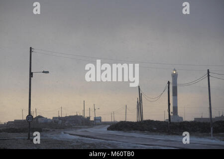 Dungeness, Kent, Regno Unito. 27 feb 2018. Regno Unito Meteo: shingle sputo di Dungeness nel Kent svegliato da una copertura di neve questa mattina in Inghilterra sperimenta un periodo insolitamente freddo questo nel tardo inverno. La fotografia mostra il nuovo faro vicino all'estremità meridionale della penisola. UrbanImages/Alamy Live News Foto Stock