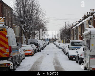 Sheerness, Kent, Regno Unito. Il 27 febbraio, 2018. Regno Unito: Meteo Sheerness dopo la neve pesante per tutta la notte e tutta la mattina, con più previsioni per la discesa. Credito: James Bell/Alamy Live News Foto Stock