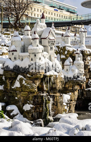 Mai e poi mai terra Southend on Sea con neve e ghiaccioli dalla bestia da est. Congelati. Castello di modello Foto Stock