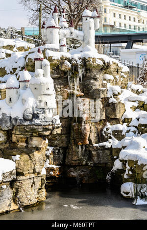 Mai e poi mai terra Southend on Sea con neve e ghiaccioli dalla bestia da est. Congelati. Castello di modello Foto Stock