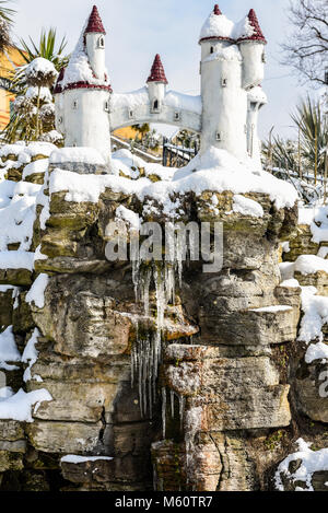 Mai e poi mai terra Southend on Sea con neve e ghiaccioli dalla bestia da est. Congelati. Castello di modello Foto Stock