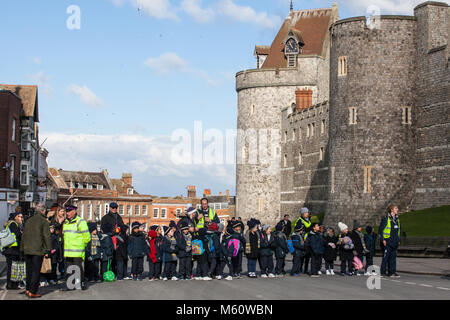 Windsor, Regno Unito. Il 27 febbraio, 2018. Scolari guardare la cerimonia del Cambio della guardia al Castello di Windsor. Credito: Mark Kerrison/Alamy Live News Foto Stock