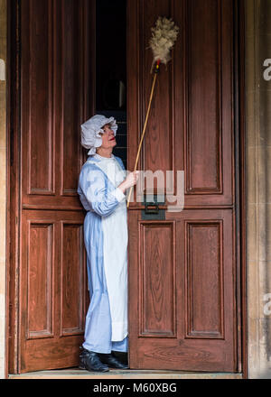 Edimburgo, Scozia, Regno Unito . Il 27 febbraio, 2018. I volontari che indossano costumi eduardiano preparare per dare Lauriston Castle di Edimburgo una molla pulire in preparazione per la pubblica apertura entro la fine dell'anno. Foto di Hilary Lovie Credito: Iain Masterton/Alamy Live News Foto Stock