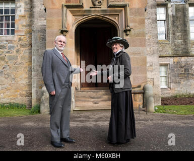 Edimburgo, Scozia, Regno Unito . Il 27 febbraio, 2018. I volontari che indossano costumi eduardiano preparare per dare Lauriston Castle di Edimburgo una molla pulire in preparazione per la pubblica apertura entro la fine dell'anno. Nella foto, Chris Pearson e Linda MacDonald. Credito: Iain Masterton/Alamy Live News Foto Stock