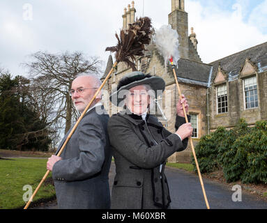 Edimburgo, Scozia, Regno Unito . Il 27 febbraio, 2018. I volontari che indossano costumi eduardiano preparare per dare Lauriston Castle di Edimburgo una molla pulire in preparazione per la pubblica apertura entro la fine dell'anno. Nella foto, Chris Pearson e Linda MacDonald. Credito: Iain Masterton/Alamy Live News Foto Stock