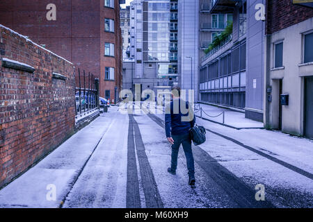 Manchester, Inghilterra. Il 27 febbraio 2018. Regno Unito temperature immergersi come bestia da est porta forti nevicate. Uomo che cammina a lavorare nella neve. 'Matthew Walker/ Alamy Live News". Foto Stock