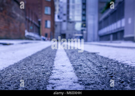 Manchester, Inghilterra. Il 27 febbraio 2018. Regno Unito temperature immergersi come bestia da est porta forti nevicate. Tracce di pneumatici in neve fresca. 'Matthew Walker / Alamy Live News". Foto Stock