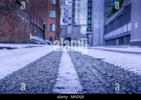 Manchester, Inghilterra. Il 27 febbraio 2018. Regno Unito temperature immergersi come bestia da est porta forti nevicate. Tracce di pneumatici in neve fresca. 'Matthew Walker / Alamy Live News". Foto Stock