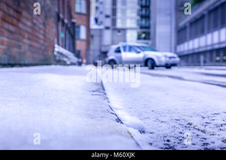 Manchester, Inghilterra. Il 27 febbraio 2018. Regno Unito temperature immergersi come bestia da est porta forti nevicate. Vettura bloccato in giù di neve ghiacciata strada laterale. 'Matthew Walker/Alamy Live News". Foto Stock