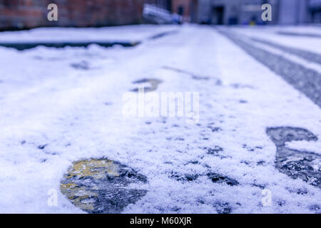 Manchester, Inghilterra. Il 27 febbraio 2018. Regno Unito temperature immergersi come bestia da est porta forti nevicate. Fresche Orme nella neve. 'Matthew Walker / Alamy Live News". Foto Stock