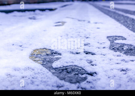 Manchester, Inghilterra. Il 27 febbraio 2018. Regno Unito temperature immergersi come bestia da est porta forti nevicate. Orme nella neve fresca. 'Matthew Walker/Alamy Live News' Foto Stock