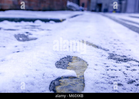 Manchester, Inghilterra. Il 27 febbraio 2018. Regno Unito temperature immergersi come bestia da est porta forti nevicate. Orme nella neve fresca. 'Matthew Walker/Alamy Live News' Foto Stock