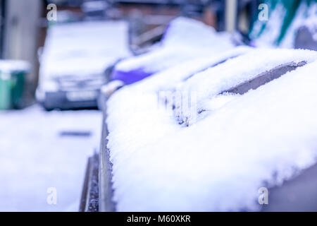 Manchester, Inghilterra. Il 27 febbraio 2018. Regno Unito temperature immergersi come bestia da est porta forti nevicate. Sul flusso di scomparti del consiglio ricoperta di neve con un lavoro van bloccato dietro di loro. 'Matthew Walker/Alamy Live News' Foto Stock