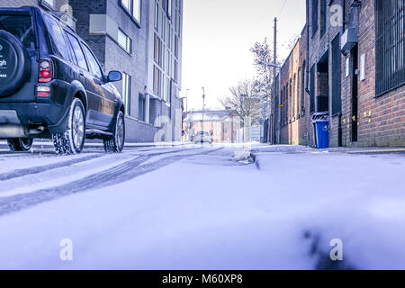 Manchester, Inghilterra. Il 27 febbraio 2018. Regno Unito temperature immergersi come bestia da est porta forti nevicate. Land Rover attentamente fa il suo modo attraverso la neve fresca. 'Matthew Walker/Alamy Live News' Foto Stock