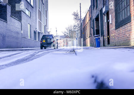 Manchester, Inghilterra. Il 27 febbraio 2018. Regno Unito temperature immergersi come bestia da est porta forti nevicate. Land Rover attentamente fa il suo modo attraverso la neve fresca. 'Matthew Walker/Alamy Live News' Foto Stock