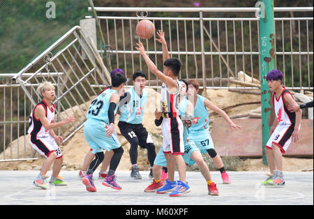 (180227) -- RONGSHUI, 27 febbraio 2018 (Xinhua) -- giovani giocano a basket in Wuying villaggio nella zona di confine tra il sud-ovest della Cina di Guizhou e sud della Cina di Guangxi Zhuang Regione autonoma, Feb 17, 2018. Il governo locale ha costruito un nuovo campo da basket per gli abitanti di un villaggio in 2016. Il Villaggio organizza partite di pallacanestro per gli abitanti di un villaggio come un Festival di Primavera di celebrazione ogni anno. (Xinhua/Huang Xiaobang)(mcg) Foto Stock