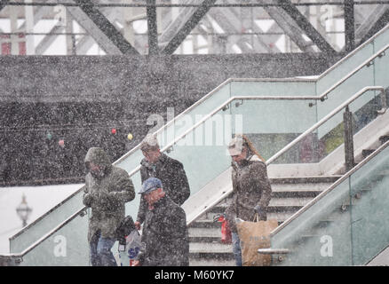 Westminster, Londra, Regno Unito. 27 feb 2018. Regno Unito Meteo: un fronte di neve si sposta al di sopra di Westminster e il fiume Tamigi e bianchi del Southbank e il Parlamento. Credito: Matteo Chattle/Alamy Live News Foto Stock