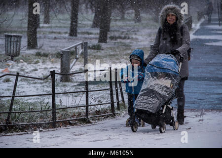 Londra, Regno Unito. Il 27 febbraio, 2018. I pendolari e le famiglie di fronte ad una misera viaggio di ritorno da Clapham South metropolitana come la neve cade in temperature di congelamento a Clapham. Credito: Guy Bell/Alamy Live News Foto Stock