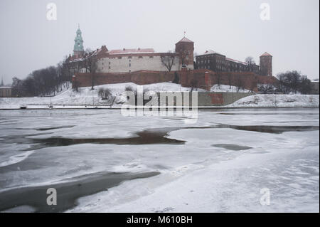 Cracovia in Polonia. Il 27 febbraio, 2018. Il castello di Wawel visto come il fiume Vistola è parzialmente congelati in Cracovia. Credito: Omarques 27022018  2 .jpg/SOPA Immagini/ZUMA filo/Alamy Live News Foto Stock