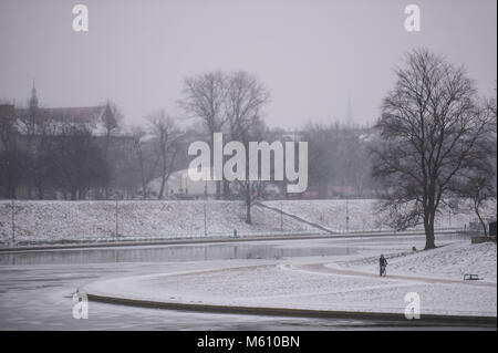 Cracovia in Polonia. Il 27 febbraio, 2018. Un uomo visto in sella ad una bicicletta accanto al fiume Vistola a Cracovia. Credito: Omarques 27022018  6 .jpg/SOPA Immagini/ZUMA filo/Alamy Live News Foto Stock