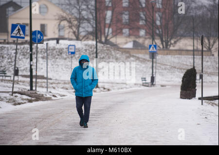 Cracovia in Polonia. Il 27 febbraio, 2018. Un uomo cammina accanto al fiume Vistola a Cracovia durante la bassa temperatura. Credito: Omarques 27022018  7 .jpg/SOPA Immagini/ZUMA filo/Alamy Live News Foto Stock