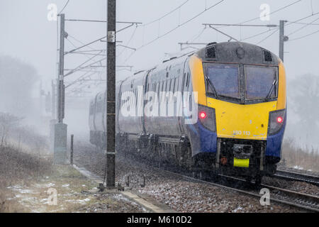 Retford, Nottinghamshire, Regno Unito. Il 27 febbraio, 2018. Regno Unito, meteo bufera di neve che colpiscono il viaggio in treno e il disturbo e sulla costa est Mainline, come la Bestia da est colpisce il Regno Unito. Retford, Nottinghamshire, Regno Unito. Alan Beastall/Alamy Live News. Foto Stock