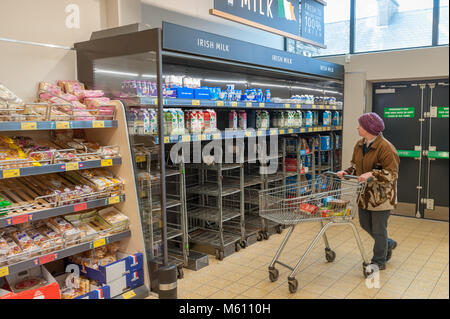 Dunmanway, County Cork, Irlanda. Il 27 febbraio, 2018. Davanti al profilarsi 'Bestia da est'/tempesta Emma eventi meteo, le persone sono state panico supermercato di acquisto di merci. Il latte di scaffali in Aldi, Dunmanway sono stati spogliati di oggi ma più consegne sono previsto domani prima della tempesta hits. Credito: Andy Gibson/Alamy Live News. Foto Stock