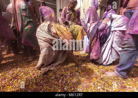 Febbraio 27, 2018 - Headline : Indian vedove giocato Holi 2018.Caption : Febbraio 27, 2018 - Brindavan e, Uttar Pradesh, India - Centinaia di vedove che sono separati dalle loro famiglie e che vivono da soli celebrato Holi con colori e fiori in una speciale cerimonia organizzata dalla Sulabh International Society, una ONG ha guidato da BINDESHWAR PATHAK a Gopinath tempio in Vrindavan oggi.Photog : Sauvik Acharyya.Fonte : Sauvik Acharyya.City : Vrindavan : Stato di Uttar Pradesh.Paese : India.Categoria : INT.Data : 20180227. Credito: Sauvik Acharyya/ZUMA filo/Alamy Live News Foto Stock