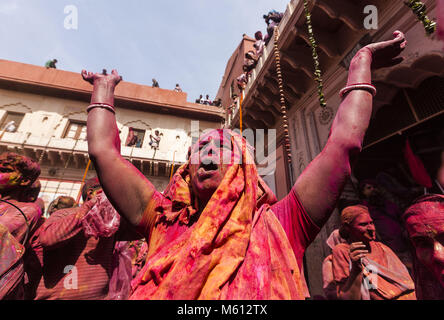 Febbraio 27, 2018 - Headline : Indian vedove giocato Holi 2018.Caption : Febbraio 27, 2018 - Brindavan e, Uttar Pradesh, India - Centinaia di vedove che sono separati dalle loro famiglie e che vivono da soli celebrato Holi con colori e fiori in una speciale cerimonia organizzata dalla Sulabh International Society, una ONG ha guidato da BINDESHWAR PATHAK a Gopinath tempio in Vrindavan oggi.Photog : Sauvik Acharyya.Fonte : Sauvik Acharyya.City : Vrindavan : Stato di Uttar Pradesh.Paese : India.Categoria : INT.Data : 20180227. Credito: Sauvik Acharyya/ZUMA filo/Alamy Live News Foto Stock