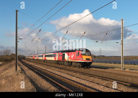 Sandy, Bedfordshire, Regno Unito. Il 27 febbraio 2018. Mentre gran parte del paese è stata sotto la neve, East Coast Mainline services ha eseguito come normale su un luminoso winter's pomeriggio. La classe 43 Treno ad alta velocità si avvicina 43367 Sandy con un London King's Cross servizio legato. Credito: Andrew Plummer/Alamy Live News Foto Stock