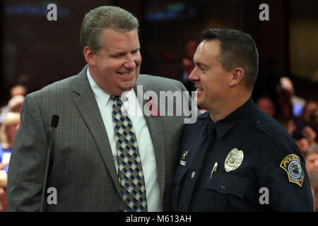 Ft. Lauderdale, FL, Stati Uniti d'America. Il 27 febbraio, 2018. Coconut Creek capo di polizia di Albert ''Butch'' Arenal e Officer Michael Leonard stand prima della Contea di Broward riunione della commissione dopo che è stato annunciato che il 27 febbraio è Officer Michael Leonard e Coconut Creek del Dipartimento di Polizia di apprezzamento al giorno. Officer Leonard arrestato Marjory Stoneman Douglas High pistolero Nikolas Cruz. Fotografato in Fort Lauderdale Martedì, 27 febbraio 2018. Amy Beth Bennett, Sun Sentinel Credito: Sun-Sentinel/ZUMA filo/Alamy Live News Foto Stock