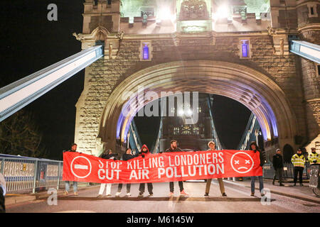 Londra, Regno Unito. Il 27 febbraio, 2018. Gruppo campagna smettere di uccidere i londinesi tentativo di bloccare la strada presso il Tower Bridge per portare la consapevolezza di inquinamento atmosferico a Londra. Una persona è stata arrestata per un presunto mancato pagamento delle ammende. Il gruppo poi si fermò sul Ponte della Torre portando il traffico al fermo per alcuni minuti. Penelope Barritt/Alamy Live News Foto Stock