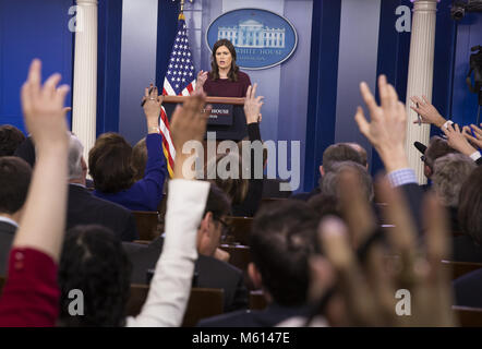 Washington, Distretto di Columbia, Stati Uniti d'America. Il 27 febbraio, 2018. La portavoce della Casa Bianca, Sarah Sanders tiene un briefing news, 27 febbraio 2018, presso la Casa Bianca di Washington, DC. Foto di Chris Kleponis/ CNP Credito: Chris Kleponis/CNP/ZUMA filo/Alamy Live News Foto Stock