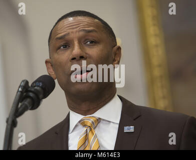 Washington, Distretto di Columbia, Stati Uniti d'America. Il 27 febbraio, 2018. Johnny Taylor, Jr. parla dopo essere stato introdotto dal presidente Donald Trump come presidente del presidente del consiglio di consulenti su storicamente Black college e università, 27 febbraio 2018, presso la Casa Bianca di Washington, DC. Foto di Chris Kleponis/ CNP Credito: Chris Kleponis/CNP/ZUMA filo/Alamy Live News Foto Stock