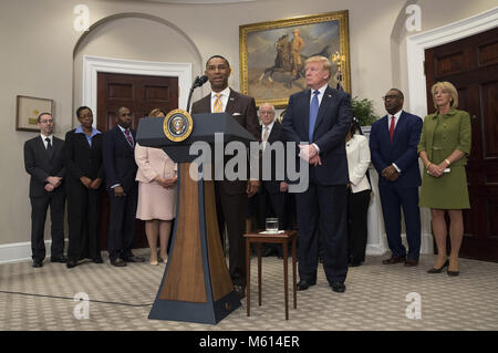 Washington, Distretto di Columbia, Stati Uniti d'America. Il 27 febbraio, 2018. Johnny Taylor, Jr. parla dopo essere stato introdotto dal presidente Donald Trump come presidente del presidente del consiglio di consulenti su storicamente Black college e università, 27 febbraio 2018, presso la Casa Bianca di Washington, DC. Foto di Chris Kleponis/ CNP Credito: Chris Kleponis/CNP/ZUMA filo/Alamy Live News Foto Stock