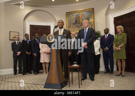 Washington, Distretto di Columbia, Stati Uniti d'America. Il 27 febbraio, 2018. Johnny Taylor, Jr. parla dopo essere stato introdotto dal presidente Donald Trump come presidente del presidente del consiglio di consulenti su storicamente Black college e università, 27 febbraio 2018, presso la Casa Bianca di Washington, DC. Foto di Chris Kleponis/ CNP Credito: Chris Kleponis/CNP/ZUMA filo/Alamy Live News Foto Stock