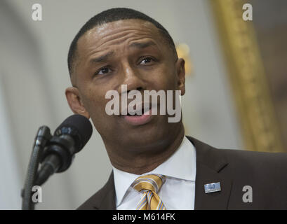 Washington, Distretto di Columbia, Stati Uniti d'America. Il 27 febbraio, 2018. Johnny Taylor, Jr. parla dopo essere stato introdotto dal presidente Donald Trump come presidente del presidente del consiglio di consulenti su storicamente Black college e università, 27 febbraio 2018, presso la Casa Bianca di Washington, DC. Foto di Chris Kleponis/ CNP Credito: Chris Kleponis/CNP/ZUMA filo/Alamy Live News Foto Stock