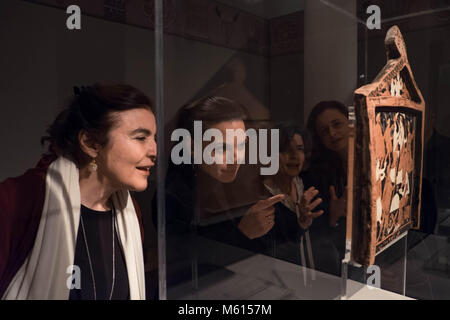 Atene, Grecia. Il 25 febbraio, 2018. Il Ministro greco della Cultura Lydia Koniordou (1L) Visita la mostra temporanea 'Eleusis, i grandi misteri" presso il Museo dell'Acropoli di Atene, Grecia, nel febbraio 25, 2018. Una nuova mostra temporanea dedicata alla Elefsinian misteri aperto presso il museo di Acropoli nella capitale Greca il lunedì, tenendo i visitatori in un viaggio di ritorno da uno dei più importanti siti religiosi della Grecia antica che è rimasto un segreto attraverso i secoli. Credito: Lefteris Partsalis/Xinhua/Alamy Live News Foto Stock